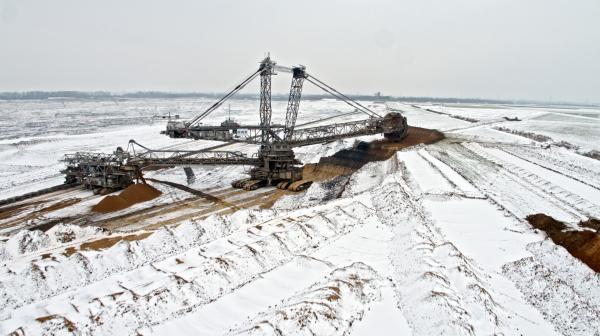 Bild 1 von 8: Braunkohle-Tagebau Hambach im Schnee. Jeder Haushalt verbraucht im Winter 49 % mehr Strom als im Juli.