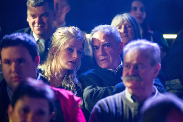 Bild 1 von 5: Ada (Ella-June Henrard) und Alidor Van Praet (Gene Bervoets) sind auf einem Hacker-Wettbewerb und sie halten gemeinsam nach einem geeigneten Partner für ihre illegalen Pläne Ausschau.