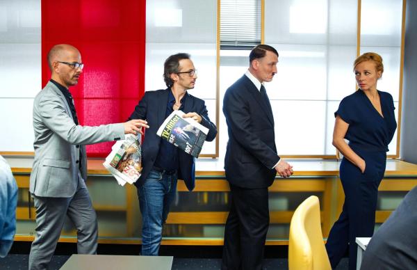 Bild 1 von 13: Als Herr Sensenbrink (Christoph Maria Herbst, l.), Herr Mancello (Michael Ostrowski, 2.v.l.) und Frau Bellini (Katja Riemann, r.) den angeblichen Comedian Adolf Hitler (Oliver Masucci, 2.v.r.) bei MyTV unter Vertrag nehmen, ahnen sie nicht, wen sie sich da tatsächlich ins Haus geholt haben ...