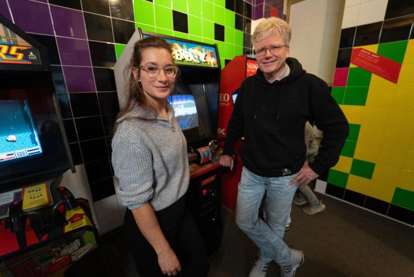 Bild 1 von 2: Lisa Budzinski trifft den Spieleforscher Prof. Jens Junge im Computerspielemuseum in Berlin: \