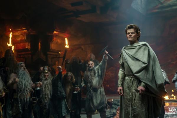 Bild 1 von 5: Elrond (Robert Aramayo, r.) muss sich einem Wettkampf stellen, um Zugang zur Zwergenstadt Khazad-dûm zu erhalten.