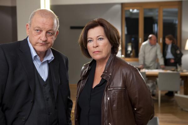 Bild 1 von 7: Hauptkommissarin Springer (Rita Russek) ist mal wieder von Wilsberg (Leonard Lansink) genervt. Er ist ihr - wie immer - einen Schritt voraus.