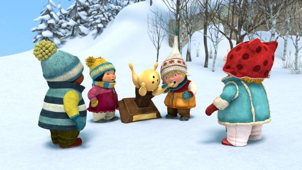 Bild 1 von 4: Sami prüft, ob das Gold der Trophäe auch echt ist.