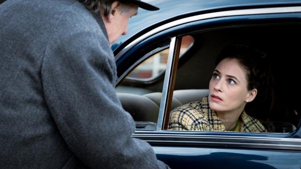 Bild 1 von 10: Maigret (Gérard Depardieu) wird Jeanine (Mélanie Bernier) langsam lästig.