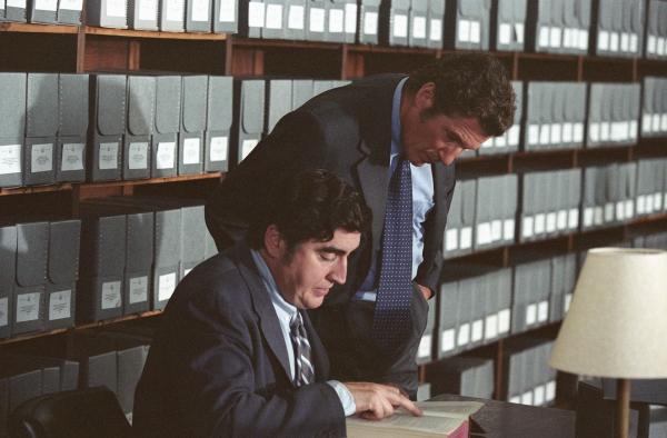Bild 1 von 8: In der Library of Congress versuchen Dick Suskind (Alfred Molina, l.) und Clifford Irving (Richard Gere, r.) sämtliche Informationen über den legendären Millionär zusammenzutragen ...
