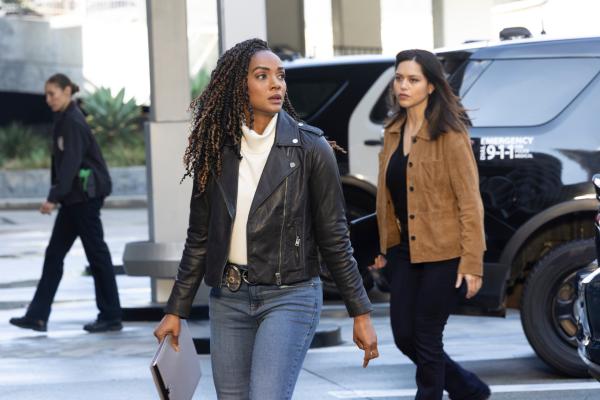 Bild 1 von 3: Detective Harper (Mekia Cox, M.) und Lopez (Alyssa Diaz, r.) haben im Mordfall der Familie Hughes eine vielversprechende Spur entdeckt und machen sich auf den Weg zur Dienststelle, um den Verdächtigen umgehend zu verhören. (Komparsin im Bild)