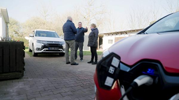 Bild 1 von 3: Glaubt man unterschiedlichen Prognosen, dann sollen E-Autos in diesem Jahr in vielen Ländern auch deutlich günstiger werden und so den Boom weiter anheizen. Der bisher vergleichsweise hohe Anschaffungspreis war für viele ein starkes Argument gegen den Kauf eines E-Autos. Im Bild: Korrespondent Andreas Jölli trifft ein Paar, das von einer stromfressenden Heizung im E-Auto erzählt, die im Winter Komfort und Reichweite stark einschränkt.