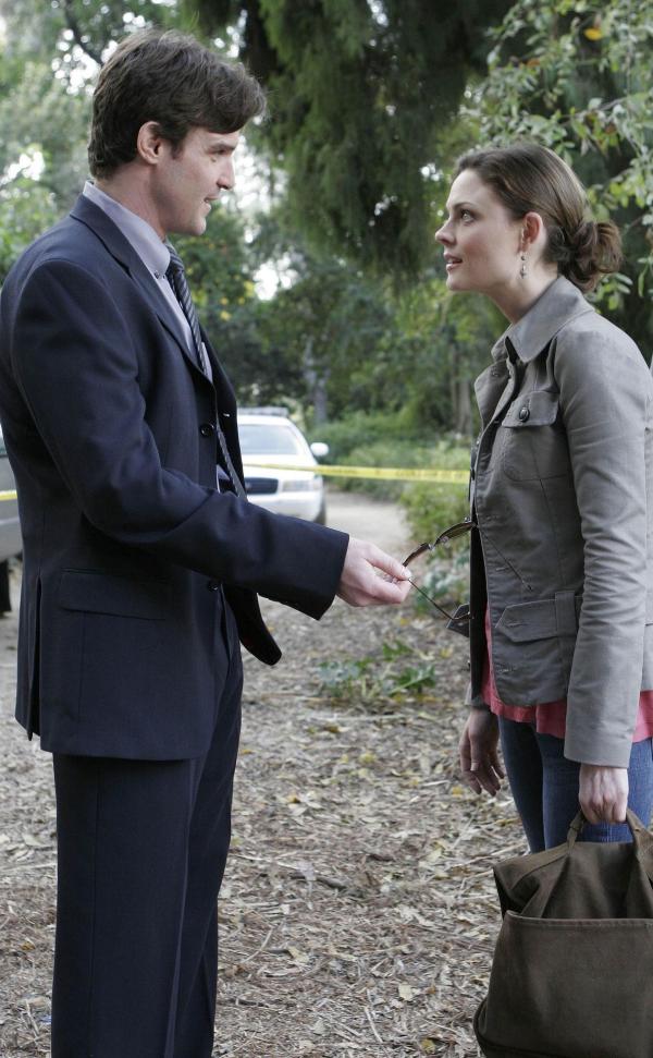 Bild 1 von 13: Special Agent Tim Sullivan (Eddie McClintock, l.); Dr. Brennan (Emily Deschanel, r.)
