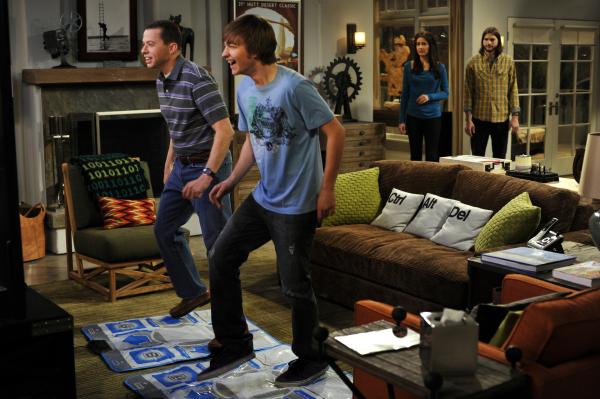 Bild 1 von 27: Alan (Jon Cryer, l.); Jake (Angus T. Jones, 2.v.r.); Walden (Ashton Kutcher, r.)