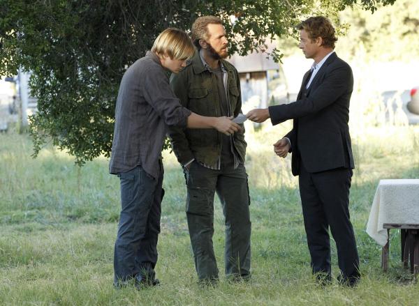 Bild 1 von 8: Bei den Ermittlungen in einem neuen Fall stößt Patrick (Simon Baker, r.) auf Carson (Paul David Story, l.) und Matthew Gold (Troy Ruptash, M.). Doch haben sie etwas damit zu tun?