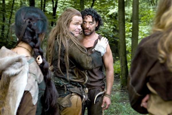 Bild 1 von 1: Im Bild (v.li.): Cornelius Obonya (Guruk), Gregor Bloéb (Meso).