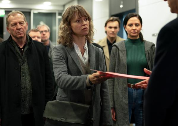 Bild 1 von 9: Lena Birkwald (Lisa Wagner, M.) händigt Sven Lebert einen Durchsuchungsbefehl für die Firma aus.