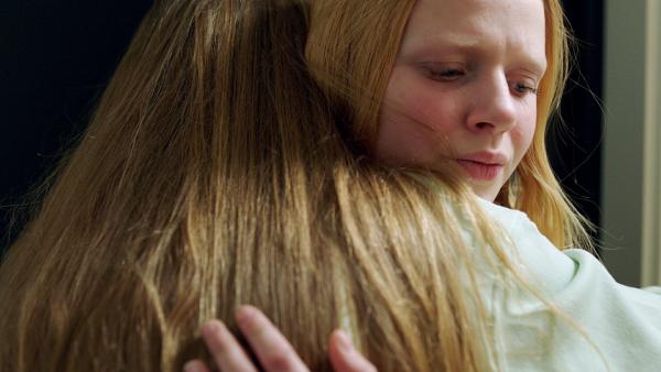 Bild 1 von 3: Eigentlich will Sanne (Tilde Ender Sßvik, r.) ihrer Freundin Tara (Maya Ystenes) gestehen, dass sie Daniel geküsst hat, doch Tara ist traurig, weil Daniel mit ihr Schluss gemacht hat.© ZDF/NRK Super - Honorarfreie Verwendung gemäß AGB im redaktionellen Zusammenhang mit genannter Sendung bei Nennung \