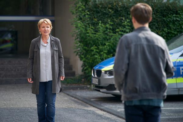 Bild 1 von 12: Dennis Krieger (Sebastian Schneider) kommt zu Marie Brand (Mariele Millowitsch) an das Polizeipräsidium. Die Kommissarin sucht das Gespräch mit ihm. Sie ahnt allerdings nicht, dass Dennis bewaffnet ist.