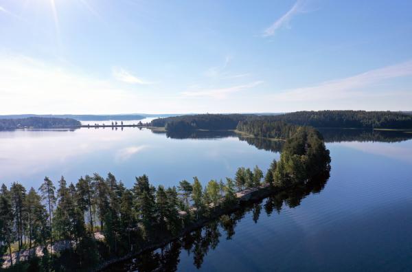 Bild 1 von 5: Der Wallberg von Punkaharju: Finnland, das Land der tausend Seen mit dem saubersten Wasser der Welt, ist von imposanter Schönheit und eine der letzten wilden Regionen Europas.
