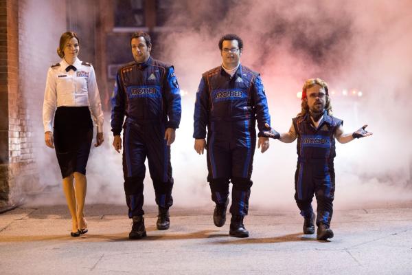 Bild 1 von 1: Violet (Michelle Monaghan), Brenner (Adam Sandler), Ludlow (Josh Gad) and Eddie (Peter Dinklage) arrive outsde the Command Center in Columbia Pictures' PIXELS.