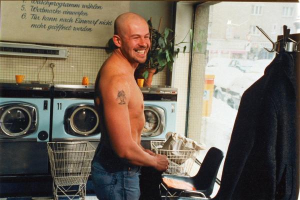 Bild 1 von 5: Im Bild: Ferdinand Hasenzagl, Mechaniker und Striptease-Tänzer, im Waschsalon am Siebenbrunnenplatz.