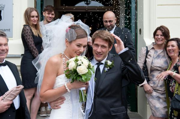 Bild 1 von 10: Hat Bräutigam David (David Rott, r.) die richtige Schwester (Alissa Jung; l.) geheiratet?