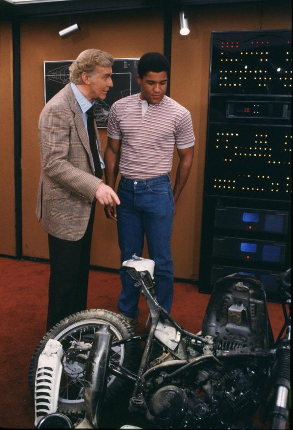 Bild 1 von 8: Devon Miles (Edward Mulhare, l.); \