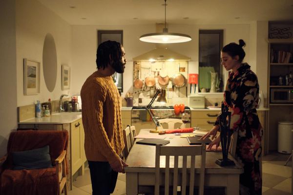 Bild 1 von 6: Ingrid (Emma Appleton) und ihr Verlobter Mark (Elliot Barnes-Worrell) haben sich auseinandergelebt.