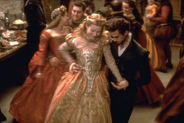 Bild 1 von 16: Viola de Lesseps (Gwyneth Paltrow, l.) und William Shakespeare (Joseph Fiennes, r.) sind unsterblich ineinander verliebt. Doch Violas adelige Eltern haben sie bereits dem langweiligen Lord Wessex zur Frau versprochen ...