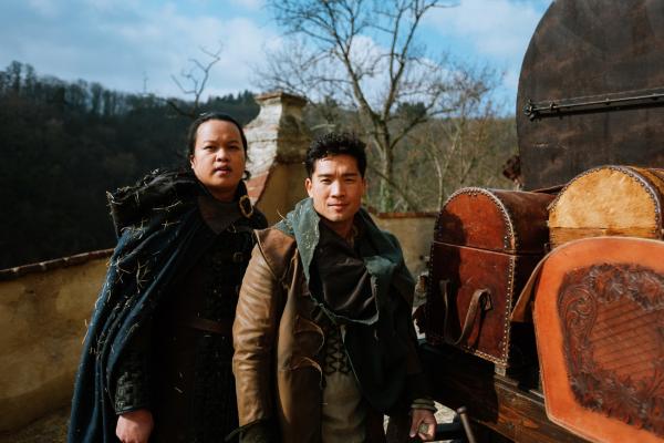 Bild 1 von 6: Gai (Jan Liem, r.) und sein jüngerer Bruder Teo (Viet Anh Alexander Tran, l.) ziehen als Trickbetrüger durch das Land. Dieses Mal haben sie es als Heiratsschwindler auf die Mitgift der Tochter von König Theoderich abgesehen.© ZDF/Jan Hromadko - Honorarfreie Verwendung gemäß AGB im engen inhaltlichen redaktionellen Zusammenhang mit genannter Sendung bei Nennung \