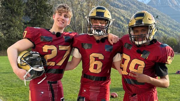 Bild 1 von 1: Posen wie im Highschool-Film! Luke, Cay und Azad fühlen sich in diesem Outfit wie Profi-Footballer.