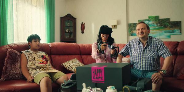 Bild 1 von 6: Tracy (Minh-Khai Phan-Thi, M.), Rocco (Hoang Minh Ha, l.) und Andi (Milan Peschel, r.) finden Gefallen an der neuen Technik und betreten begeistert das virtuelle Metaverse.