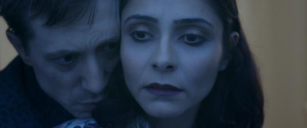 Bild 1 von 4: Charlie (Timo Jacobs, l.); Emilie (Pegah Ferydoni, r.)