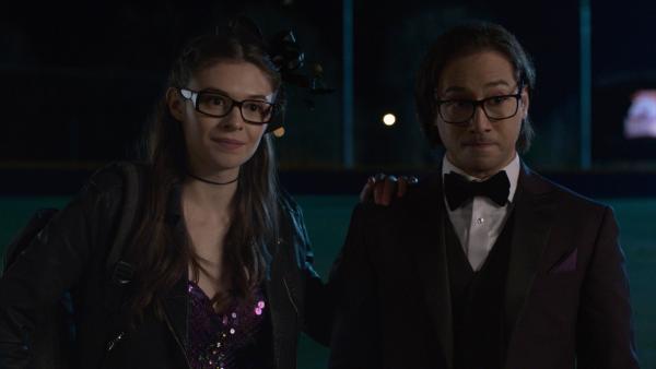 Bild 1 von 9: Nia Nal (Nicole Maines, l.); Brainiac-5 (Jesse Rath, r.)
