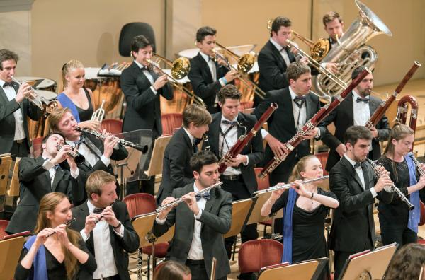 Bild 1 von 5: Immer wieder zu Gast beim Young Euro Classic, und so auch im Jahr 2022: das European Union Youth Orchestra, seit Gründung ein Spitzenorchester