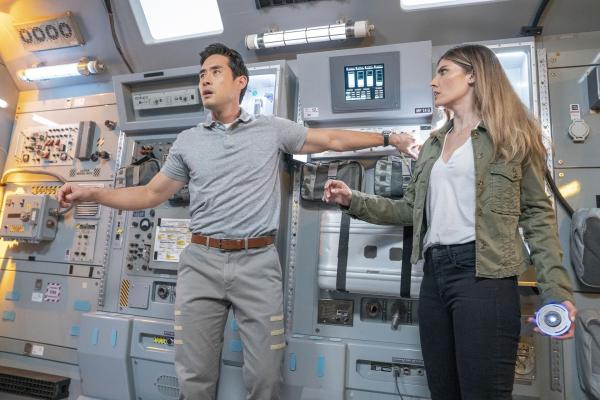 Bild 1 von 12: Dr. Ben Song (Raymond Lee, l.); Addison Augustine (Caitlin Bassett, r.)