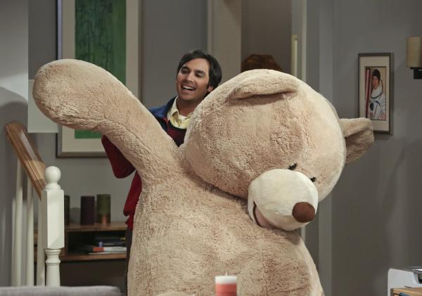 Bild 1 von 10: Raj (Kunal Nayyar) ist überglücklich, dass Howard und Bernadette ein Kind bekommen. Doch die beiden fühlen sich von dessen Überschwänglichkeit etwas überfordert ...