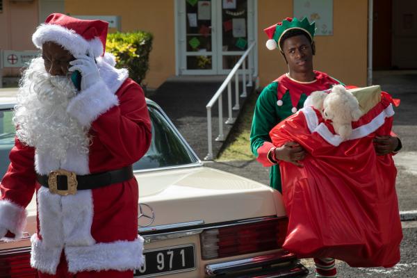 Bild 1 von 5: Es ist Weihnachten im tropischen Paradies Saint Marie. Doch die festliche Stimmung von Commissioner Patterson (Don Warrington, l.) und Marlon Pryce (Tahj Miles, r.) wird durch einen schrecklichen Mordfall getrübt.