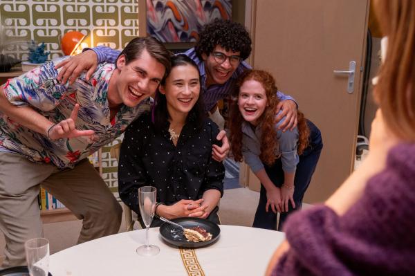 Bild 1 von 5: Ein letztes glückliches Gruppenfoto: Die Studierenden Liam Schäfer (Bo Anderl, l.), Akemi Yamamoto (Julia Ueno Strowski, 2.v.l.) und Darius Voigt (Moayad Alsahli, 2.v.r.) posieren mit ihrer Freundin Lara Wellhausen (Komparsin, r.) beim Running Dinner und feiern ausgelassen das Ende der Prüfungen.