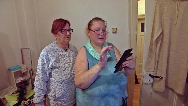 Bild 1 von 5: Anke (49, re.) sucht einen Job. Gemeinsam mit Nachbarin Kerstin (li.) macht sie sich an das Bewerbungsschreiben.