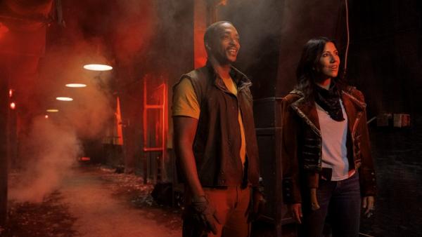 Bild 1 von 3: John (Anthony Mackie) und Quiet (Stephanie Beatriz) tauchen in die Dunkelheit eines unterirdischen Gangs ein - auf der Suche nach dem Paket.