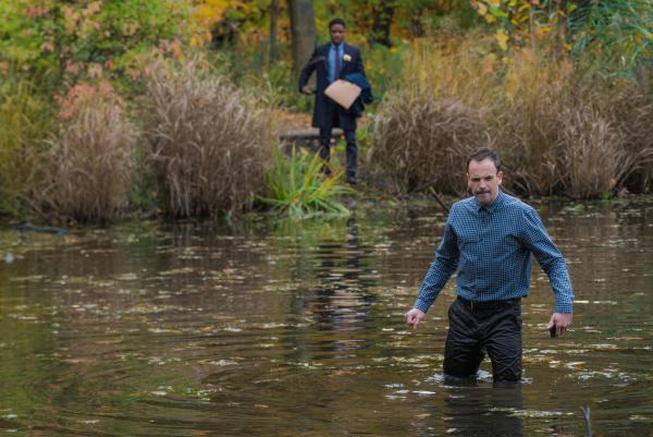 Bild 1 von 10: Ein Fluss, der genau zwischen zwei Verwaltungsgebieten verläuft, könnte die Lösung für den neusten Fall von Holmes (Johnny Lee Miller, r.) und Bell (Jon Michael Hill, l.) sein ...