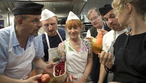 Bild 1 von 1: Miriam (Lisa Wagner, 2. v. re.) und Richard (Michael Wittenborn, re.).