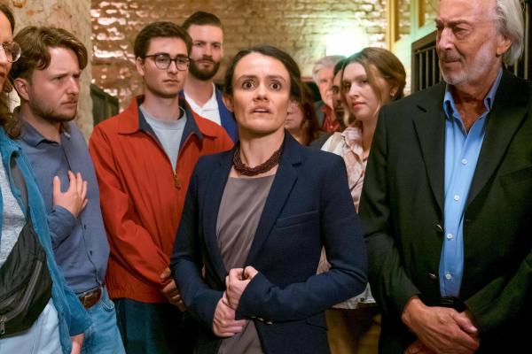 Bild 1 von 10: Im Bild: Durch das unerwartete Erscheinen von Regine Kollwitz (Anna Graenzer) beim Live-Auftritt der Podcaster von \