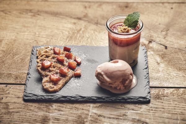 Bild 1 von 18: Die Nachspeise: Dreierlei Erdbeervariation mit Erdbeerlimes.