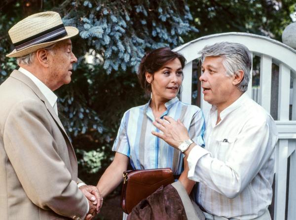 Bild 1 von 8: Im Bild: Herzliche Begrüßung in Wien: Onkel Rudolf (Hans Holt), Angi (Thekla Carola Wied) und Werner (Peter Weck).