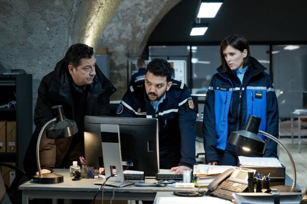 Bild 1 von 11: Den Ermittlern und Ermittlerinnen gelingt es, die Identität der abgetauchten Diebe festzustellen, nachdem sie einen von ihnen tot aufgefunden haben. Im Bild von links: Andréas (Laurent Gerra), Karim (Mohammed Ketfi) und Constance (Clémentine Poidatz)