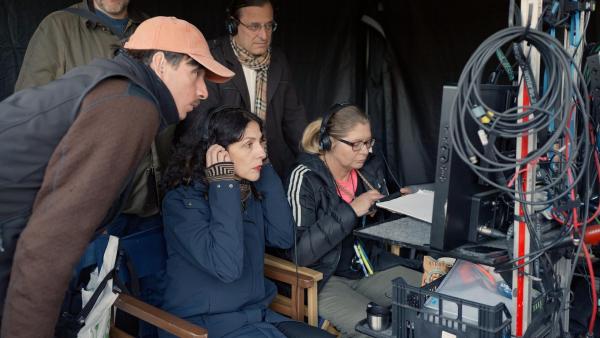 Bild 1 von 18: Im Bild: Regisseurin Andrina Mracnikar und Team am Set von \