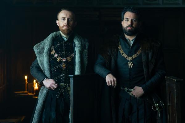 Bild 1 von 7: Duke of Somerset (John Heffernan, l.); Thomas Seymour (Tom Cullen, r.)