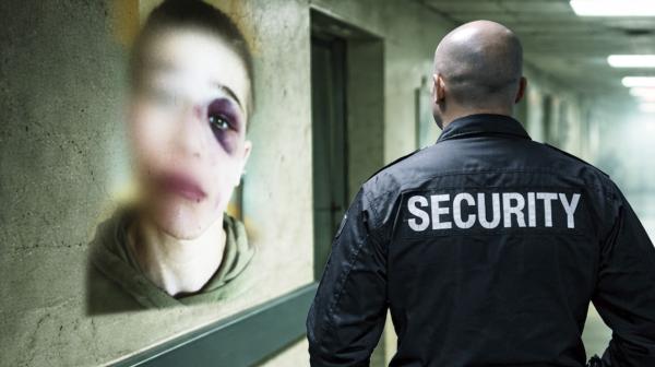 Bild 1 von 2: Die investigative Dokumentation begleitet zwei Schicksale, die unterschiedlicher nicht sein könnten. Die Geschichte eines Jungen entwickelte sich zu einem jahrelangen Albtraum. Gefangen in einer Odyssee aus Psychiatrieaufenthalten landete er bei einem privaten Jugendhilfeträger und erlebte dort Isolation und Gewalt durch Sicherheitskräfte - ein Skandal, der schließlich vor dem Strafgericht endete.
