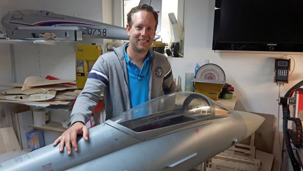 Bild 1 von 3: Der ganze Stolz des Flugzeugmodellbauers Florian Keilwitz ist sein Nachbau des Eurofighters.