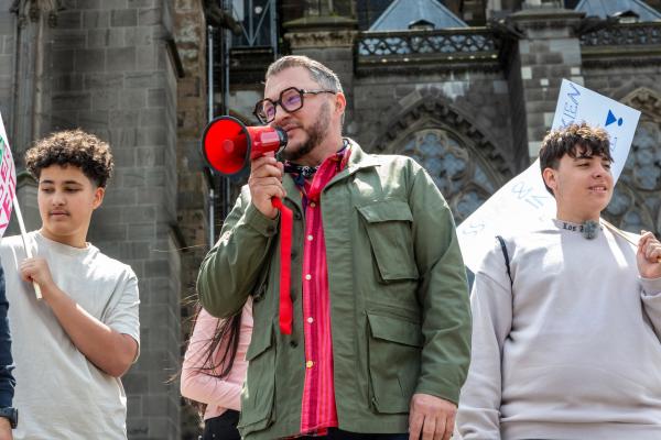 Bild 1 von 8: ZDFbesseresser Sebastian Lege steht mit einem Megaphon bei einer Unterschriftenaktion im Rahmen der Sendung \