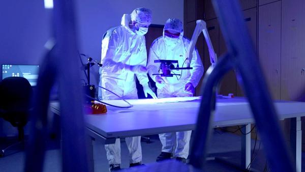 Bild 1 von 1: Im Bild: Untersuchung im Landeskriminalamt Oberösterreich.