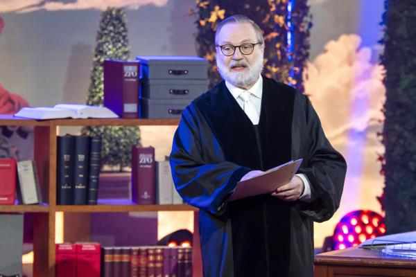 Bild 1 von 6: Peter Kuhn als Richter.